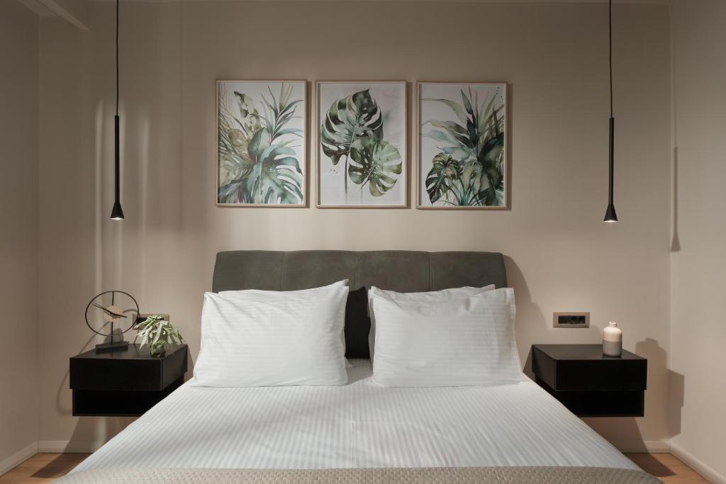 Υπνοδωμάτιο με king-size κρεβάτι και botanical art