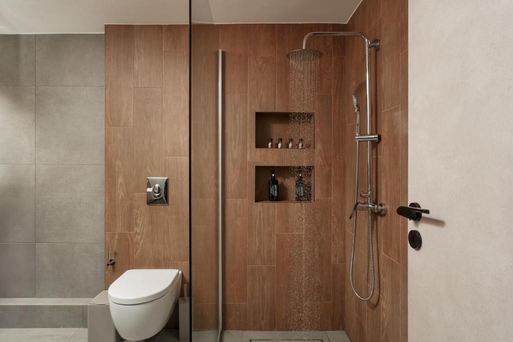 Μπάνιο με ντουζιέρα (walk-in) και rain shower