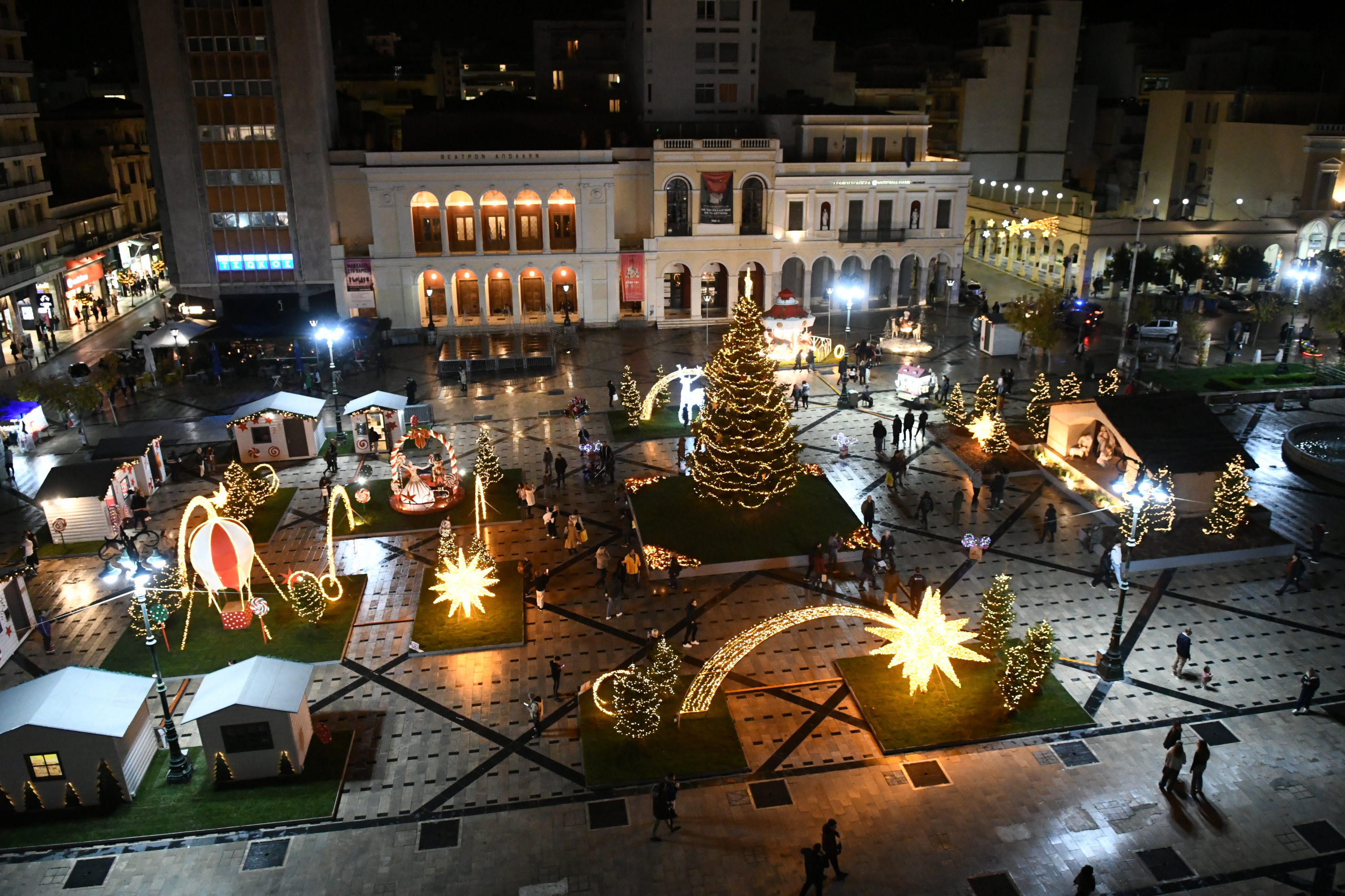 Νυχτερινή άποψη της Πλατείας Γεωργίου στην Πάτρα
