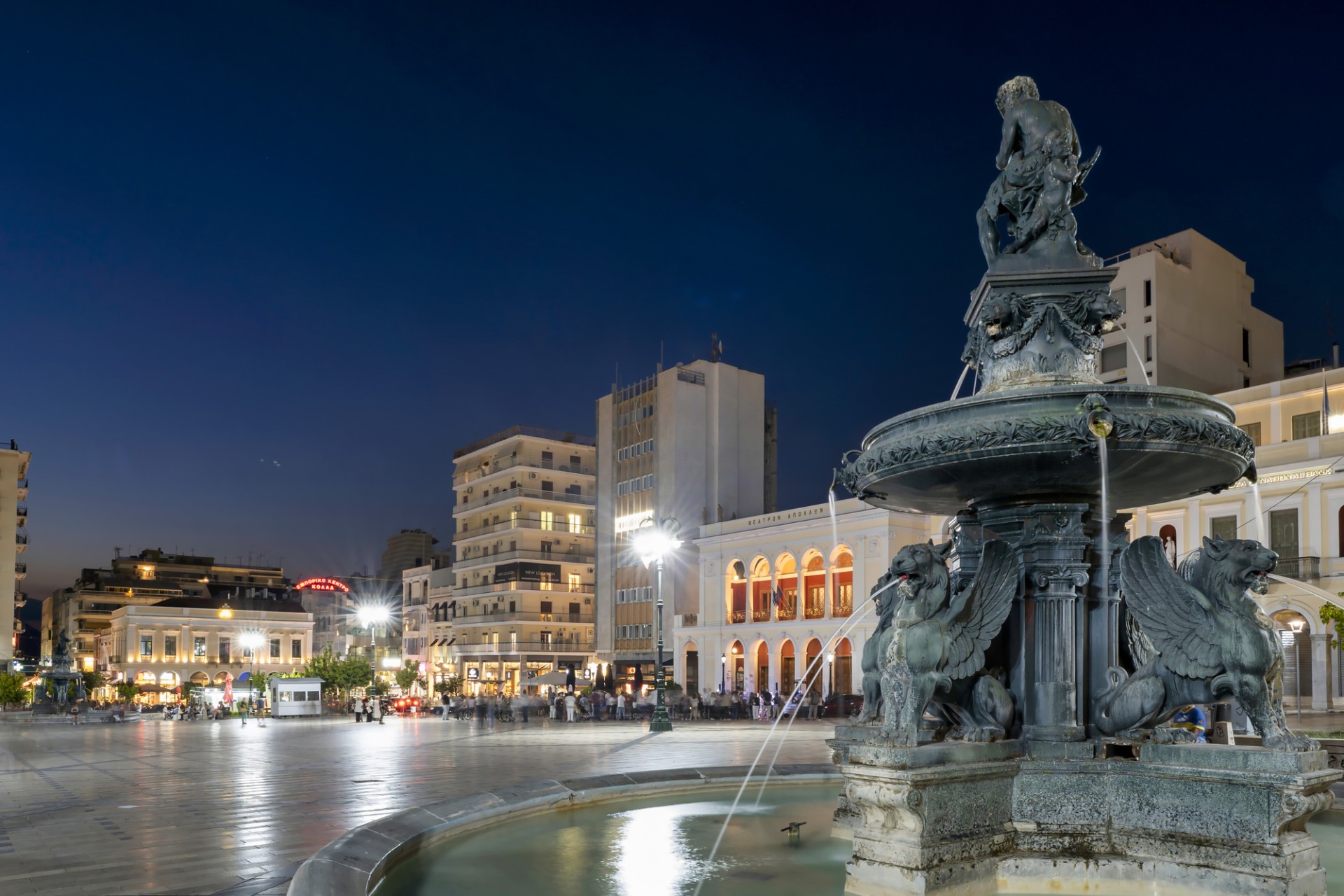 Το φωτισμένο κέντρο της Πάτρας το βράδυ